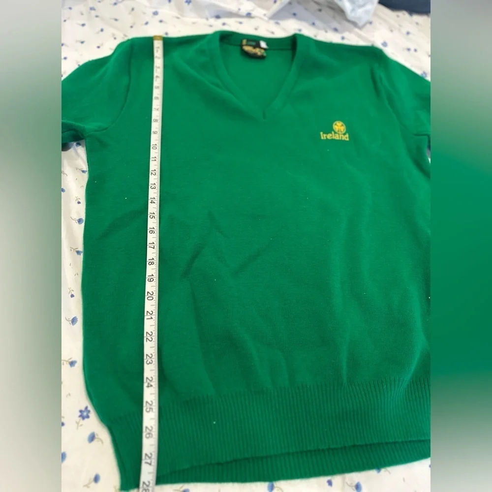 VTG Men’s Sz: 46 S Emerald Isle Bright Green Embroidered Vneck Pullover Sweater.